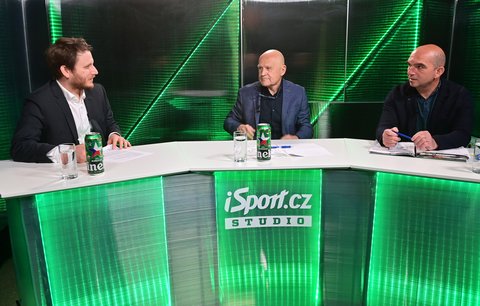 Jaroslav Hřebík s moderátorem Martinem Vaitem a redaktorem Pavlem Hartmanem ve studiu iSport.cz při zápase proti Skotsku