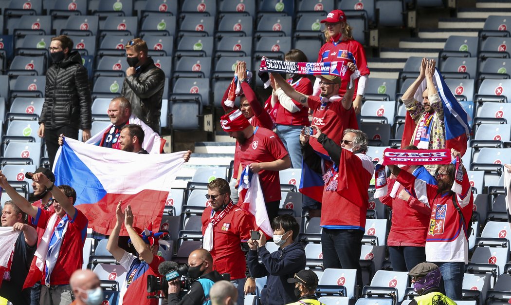 Hlouček českých fanoušků na stadionu v Glasgow