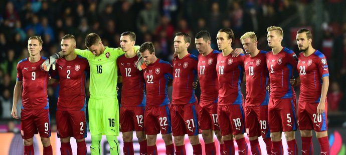 Také čeští fotbalisté drželi minutu ticha