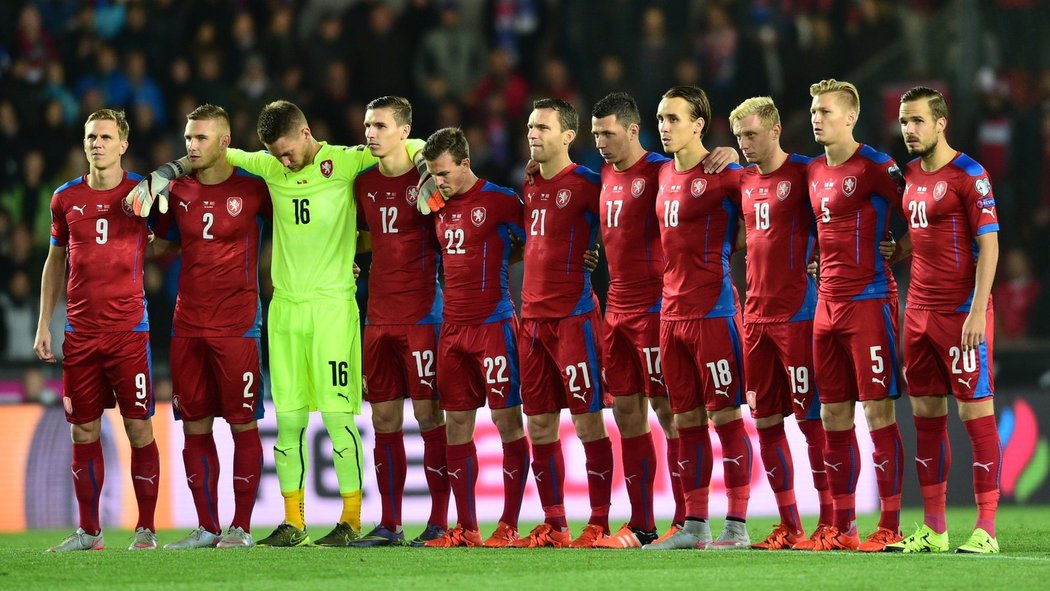 Také čeští fotbalisté drželi minutu ticha