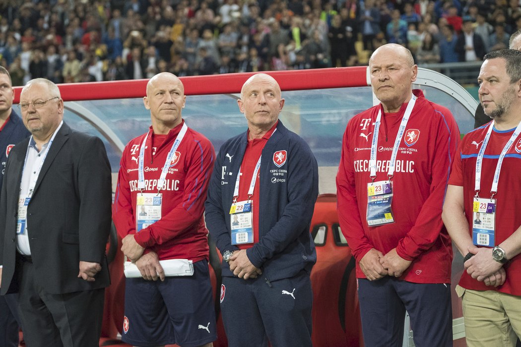 Česká lavička při zápase s Uruguayí na China Cup