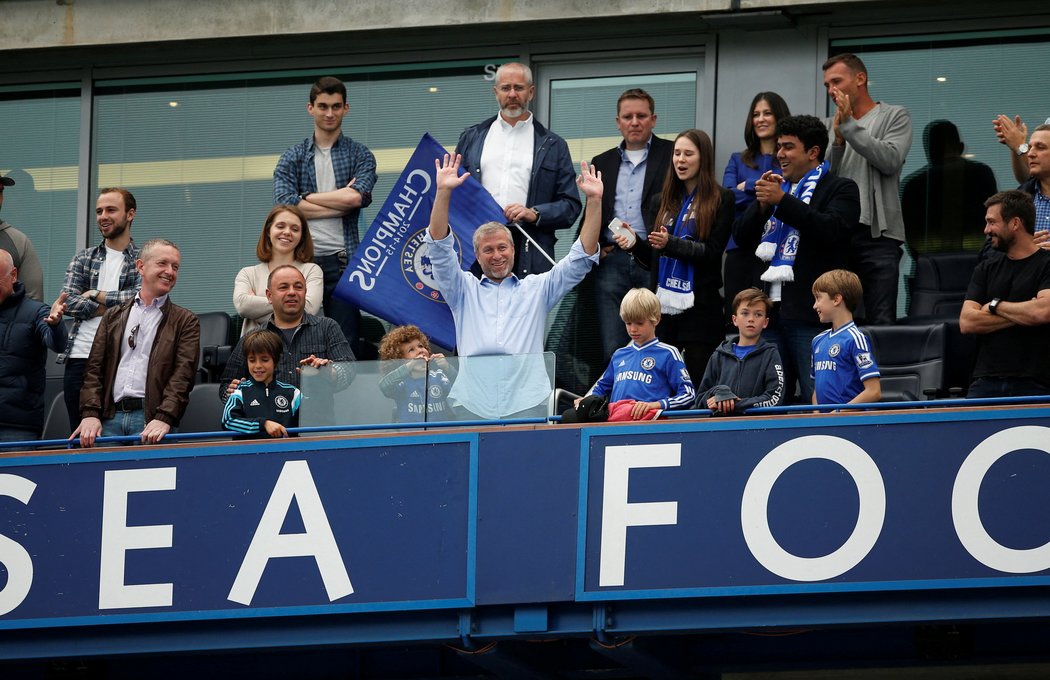 Roman Abramovič prodává Chelsea, kterou vynesl mezi fotbalovou špičku