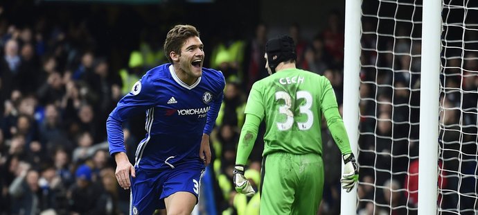Marcos Alonso slaví první gól Chelsea do branky Arsenalu, kterou hájí Petr Čech
