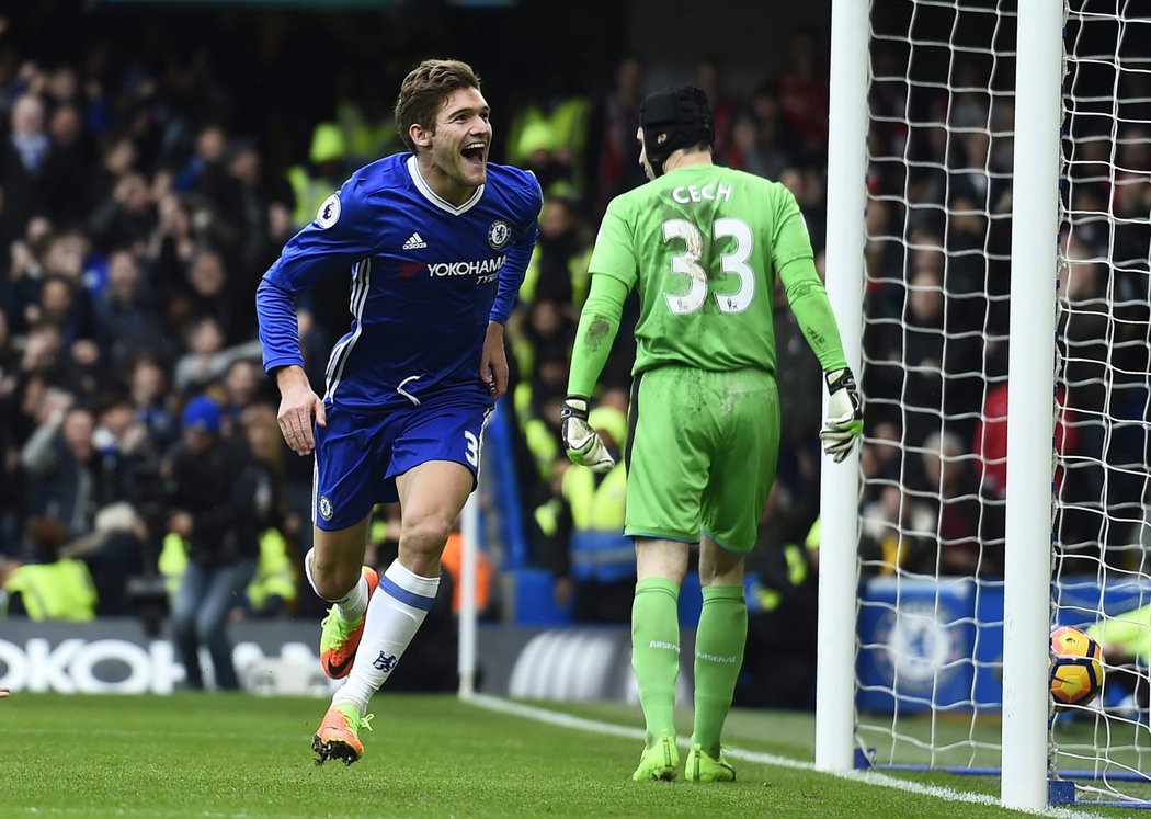 Marcos Alonso slaví první gól Chelsea do branky Arsenalu, kterou hájí Petr Čech