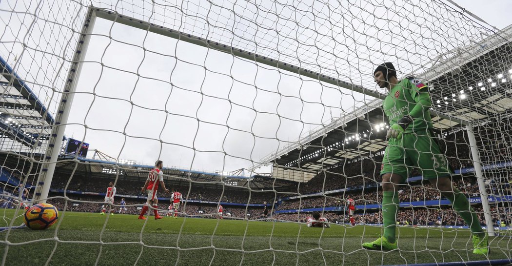 Brankář Arsenalu Petr Čech inkasoval od Chelsea třikrát