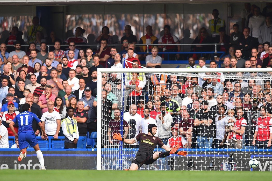 Brankář Arsenalu Petr Čech inkasoval na Chelsea hned třikrát