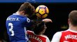 Klíčový souboj před prvním gólem Chelsea. Alonso poslal k zemi Bellerína z Arsenalu.