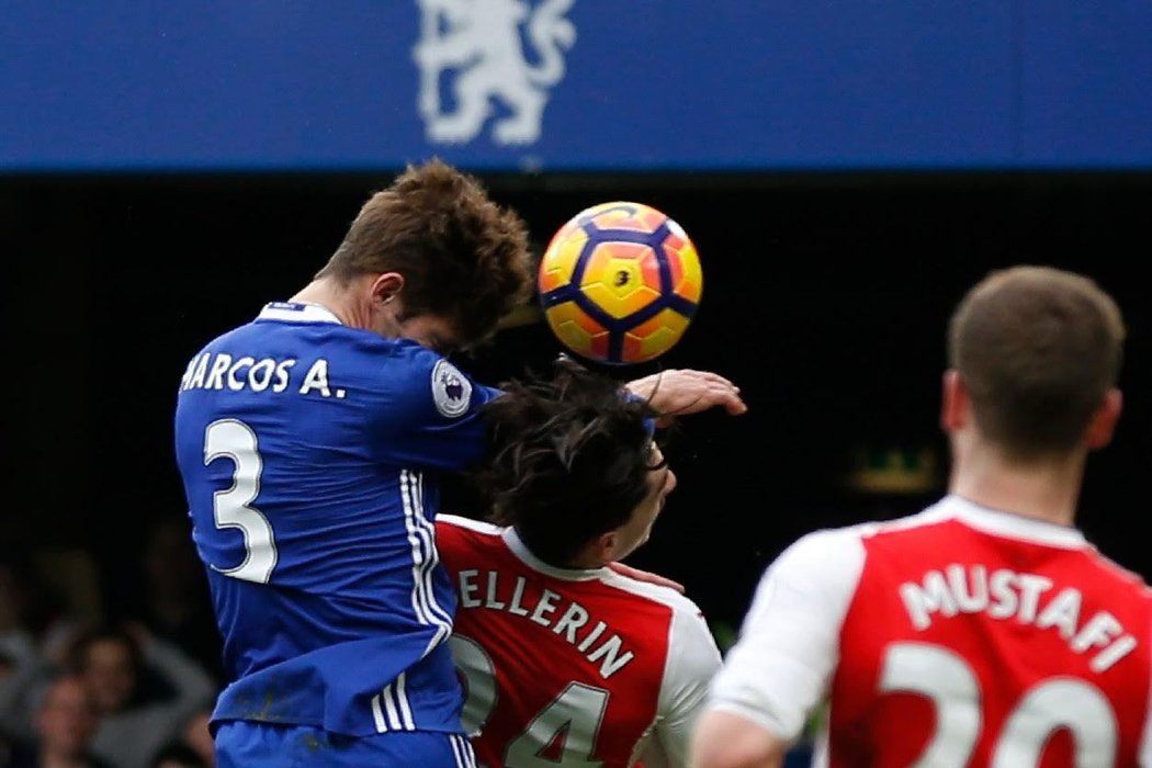 Klíčový souboj před prvním gólem Chelsea. Alonso poslal k zemi Bellerína z Arsenalu.