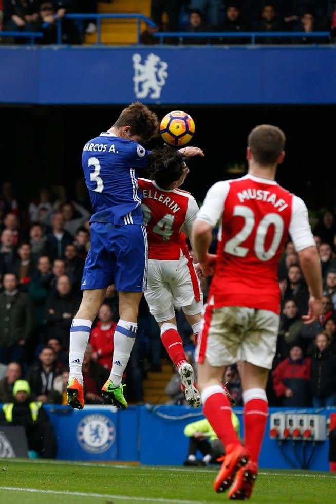 Klíčový souboj před prvním gólem Chelsea. Alonso poslal k zemi Bellerína z Arsenalu.