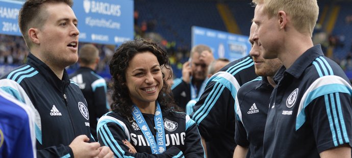 Bývalá lékařka Chelsea Eva Carneiro při oslavách anglického titulu