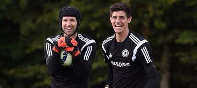 Jen samé úsměvy. Petr Čech a Thibaut Courtois při tréninku fotbalistů Chelsea hýřili dobrou náladou.
