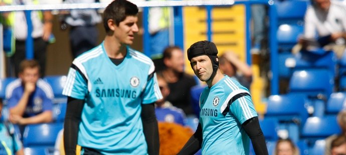 Thibaut Courtois a Petr Čech se rozcvičují před zápasem Chelsea