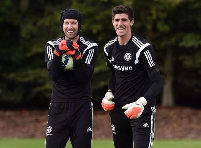 Jen samé úsměvy. Petr Čech a Thibaut Courtois při tréninku fotbalistů Chelsea hýřili dobrou náladou.