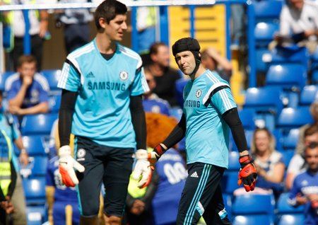 Thibaut Courtois a Petr Čech se rozcvičují před zápasem Chelsea