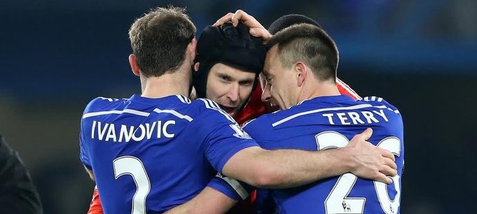Petr Čech se raduje společně s Branislavem Ivanovičem a Johnem Terrym po jedné z výher za Chelsea