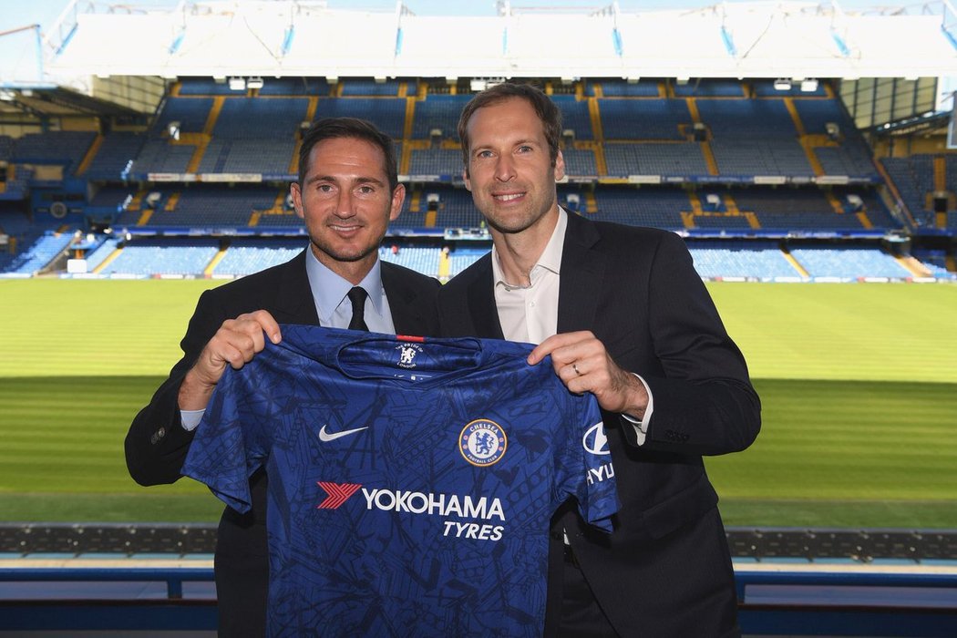 Trenér Chelsea Frank Lampard zapózoval i s bývalým spoluhráčem a dalším členem vedení klubu Petrem Čechem