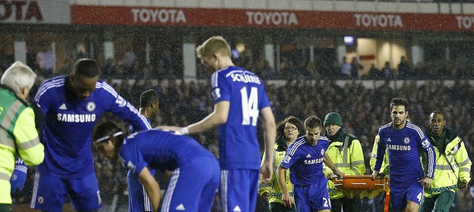 Hráči Chelsea se snažili svému spoluhráči okamžitě pomoci