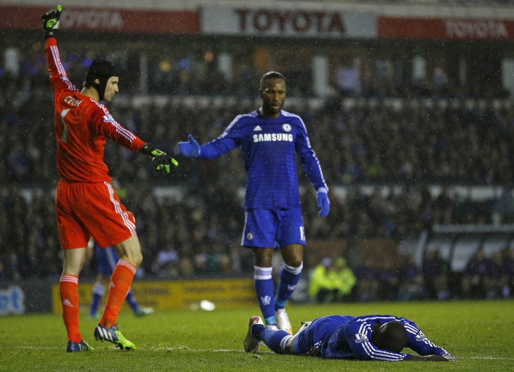 Obránce Chelsea Kurt Zouma zůstal po srážce s Petrem Čechem bezvládně ležet na zemi