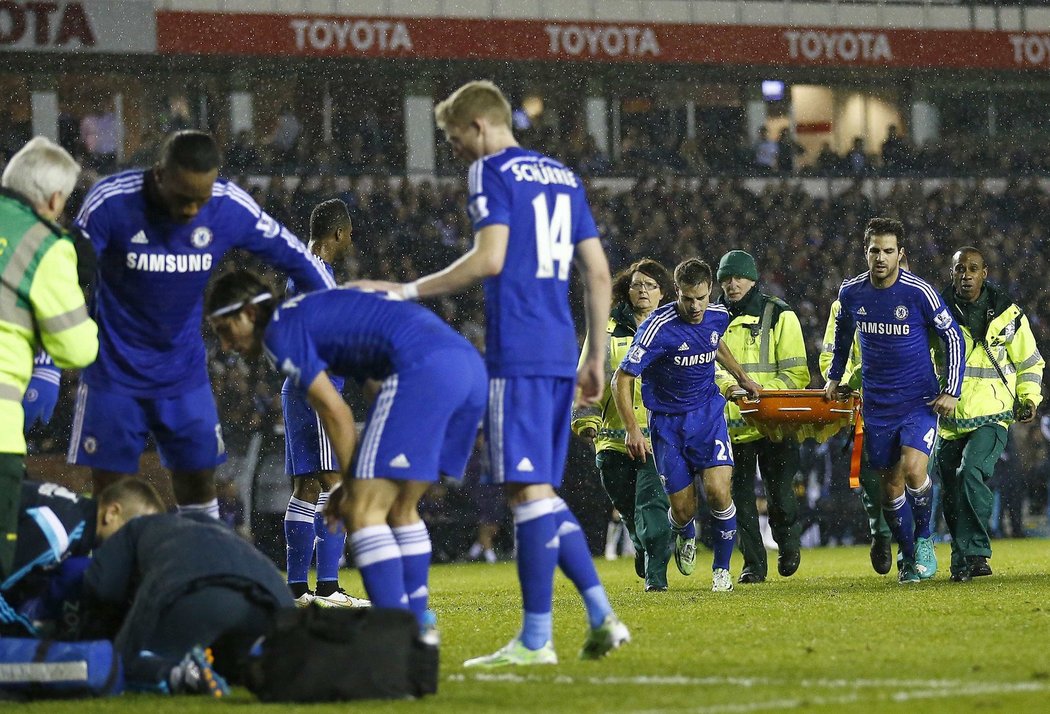 Hráči Chelsea se snažili svému spoluhráči okamžitě pomoci