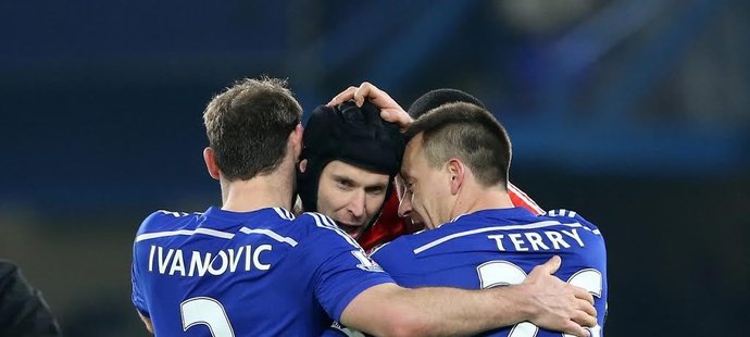 Po vítězství nad Evertonem se raduje brankář Chelsea Petr Čech se spoluhráči Branislavem Ivanovičem a Johnem Terrym