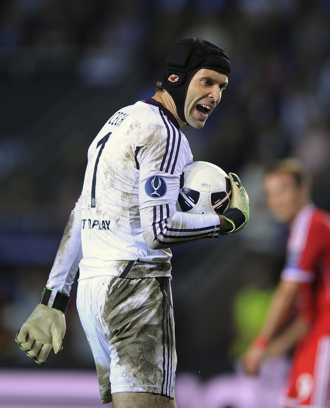 Petr ČECH (v Chelsea od 2004 doteď). V Chelsea se rychle zařadil mezi nejlepší brankáře na světě. Dokázal se vrátit zpátky i po vážném zranění hlavy v roce 2006, od té doby nosí Čech na hlavě helmu. V poslední době se však také mluví o tom, že by o svoje postavení mohl přijít na úkor Thibauta Courtoise.