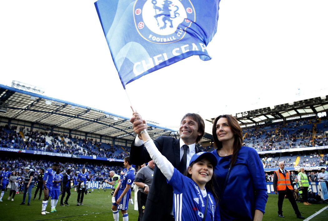 Trenér Chelsea Antonio Conte slavil titul s manželkou  Elisabettou Muscarello a dcerou Vittorií