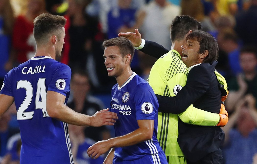 Vítězná premiéra! Antonio Conte slaví se svými hráči vydřené vítězství Chelsea.