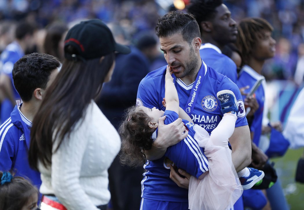 Záložník Chelsea Cesc Fábregas s jednou ze svých dcer