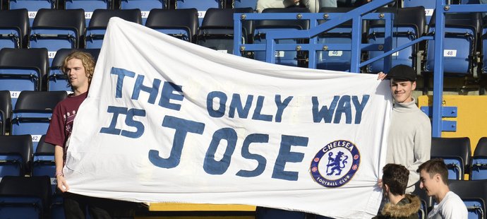 Fanoušci Chelsea stojí za Josém Mourinhem