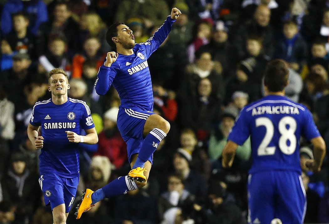 Záložník Chelsea Eden Hazard se raduje po gólu do sítě Derby