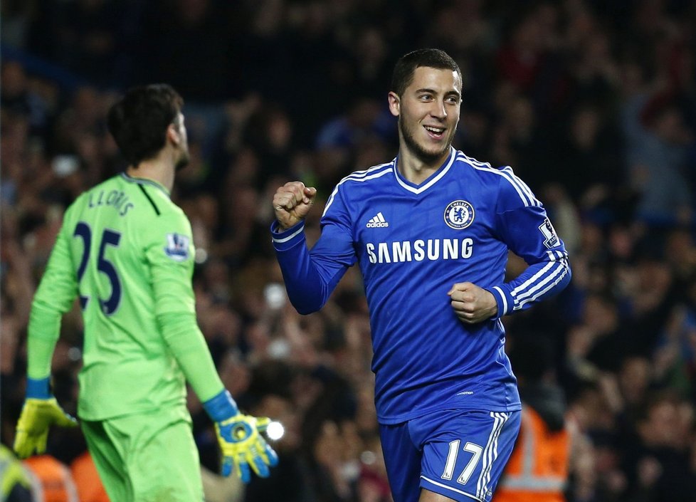 Záložník Chelsea Eden Hazard se raduje po proměněné penaltě do sítě Tottenhamu