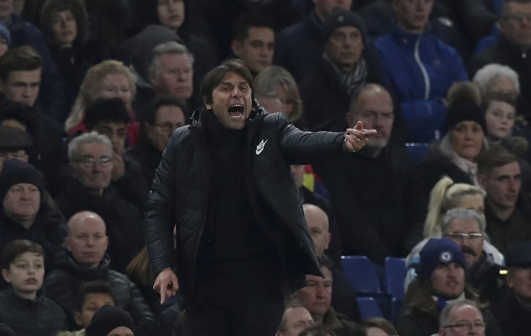 Trenér Chelsea Antonio Conte při zápase s Leicesterem