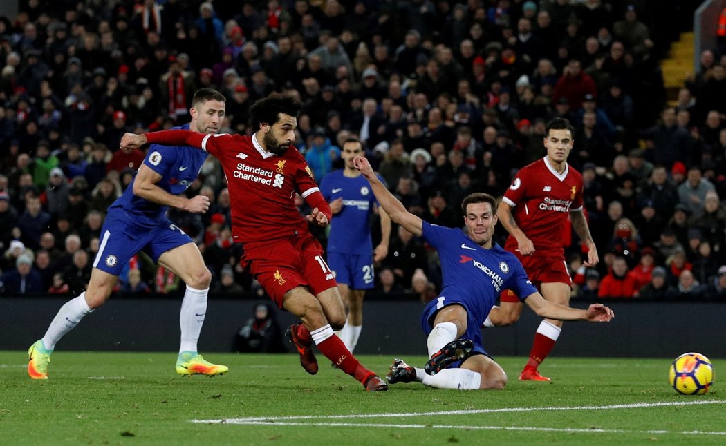 Mohamed Salah střílí úvodní gól šlágru s Chelsea