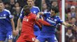 Útočník Liverpoolu Mario Balotelli bojuje o míč s Cescem Fabregasem z Chelsea