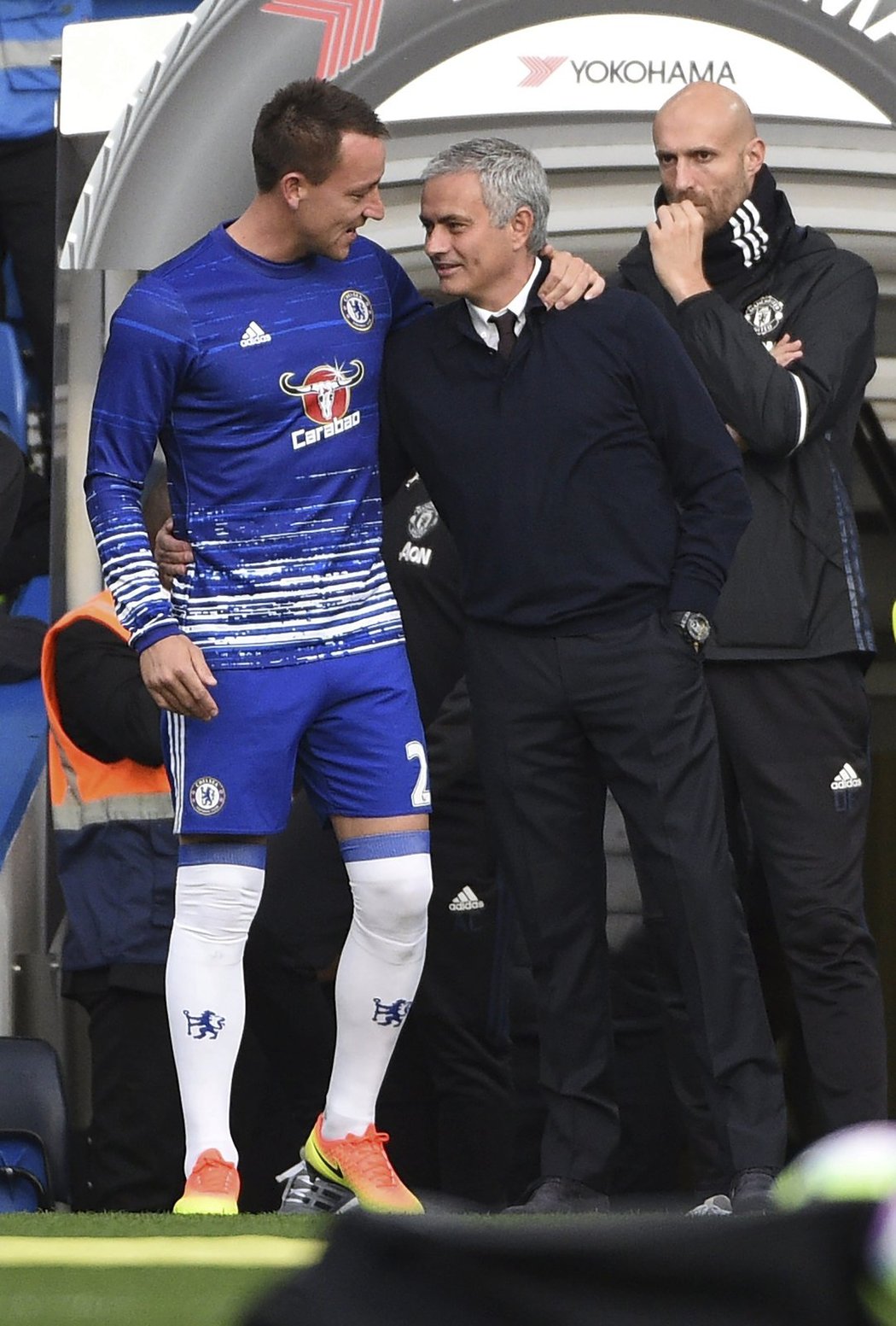 Ještě před výkopem se obránce Chelsea John Terry pozdravil se svým bývalým koučem Josém Mourinhem, který nyní trénuje Manchester United