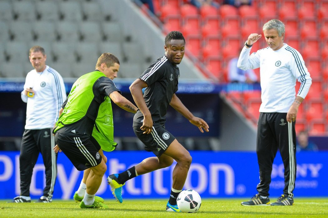 Záložník John Obi Mikel se nechal slyšet, že po odchodu Josého Mourinha z Chelsea, je v kabině týmu daleko lepší atmosféra.