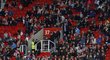 Zklamaní fanoušci Stoke opouštějí stadion už před koncem utkání s Chelsea