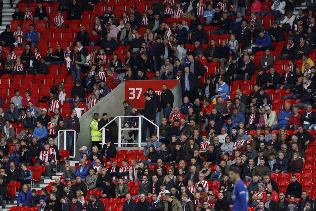 Zklamaní fanoušci Stoke opouštějí stadion už před koncem utkání s Chelsea