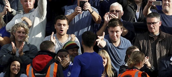 Alvaro Morata sklízí ovace od fanoušků Chelsea