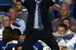 Trenér Chelsea José Mourinho několikrát během zápasu s Aston Villou divoce gestikuloval
