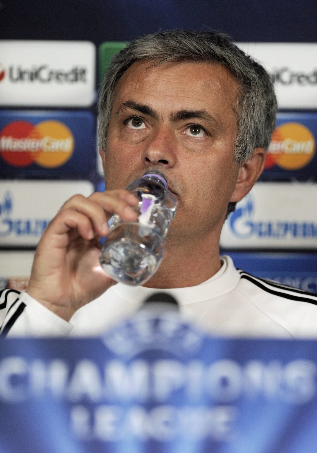 Trenér Chelsea José Mourinho na tiskové konferenci