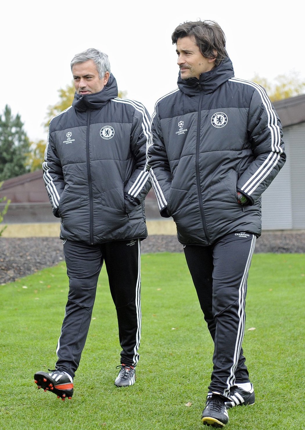 Trenér Chelsea José Mourinho na tréninku v doprovodu svého asistenta Rue Farii