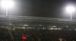 Brankář Chelsea Petr Čech se zahřívá v chladném anglickém počasí při pohárovém utkání na stadionu Shrewsbury
