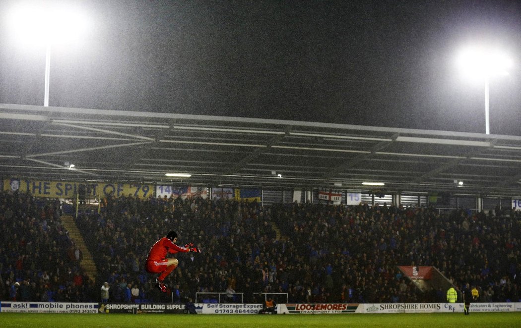 Brankář Chelsea Petr Čech se zahřívá v chladném anglickém počasí při pohárovém utkání na stadionu Shrewsbury