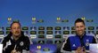 Trenér Chelsea Rafael Benítez a Gary Cahill na tiskové konferenci před zápasem se Spartou