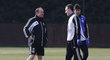 Trenér Chelsea Rafael Benitez promlouvá na tréninku s Johnem Terrym