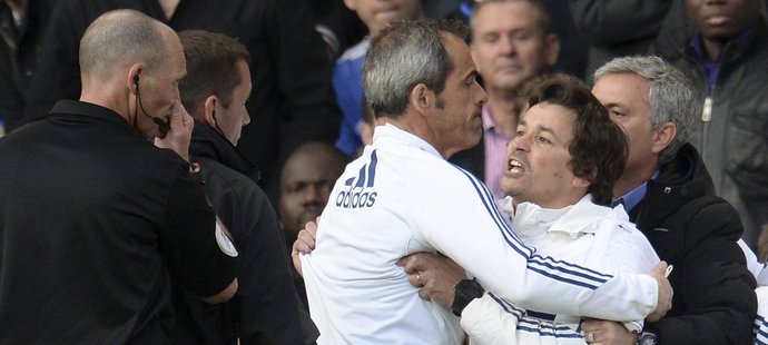 I José Mourinho musel pomoci zastavit svého asistenta Ruie Fariu, aby nenapadl rozhodčího