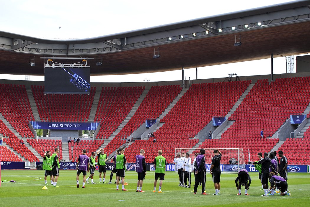 Fotbalisté Chelsea si den před zápasem s Bayernem Mnichov vyzkoušeli trávník v Edenu