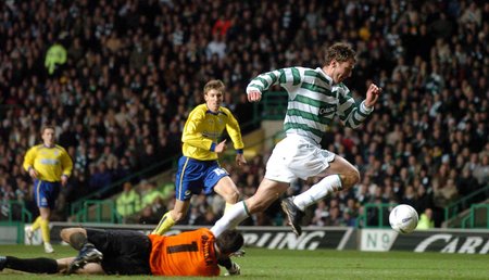 Chris Sutton v dresu Celticu, kam přestoupil po nepovedeném angažmá v Chelsea