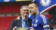 To se ještě smáli. Trenér José Mourinho a kapitán John Terry po letošním triumfu v Ligovém poháru.